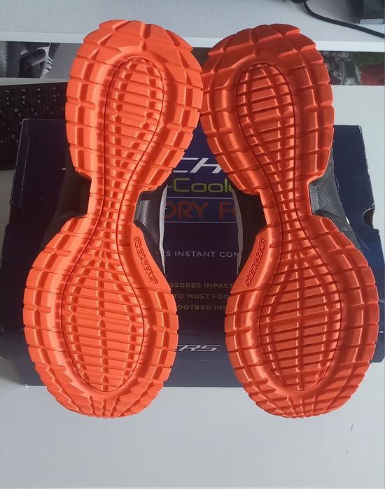 Продам абсолютно нові кроси Skechers 41,5 розміру