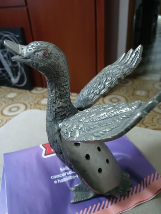 Estátua de pato em metal