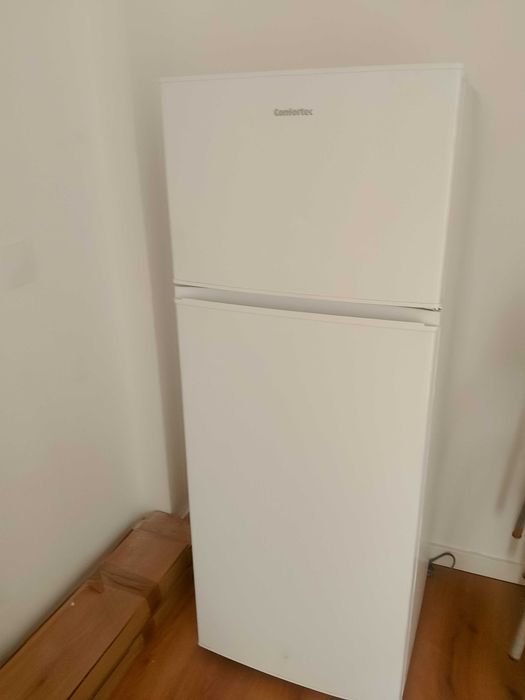 Pagamento em dinheiro. Frigorífico de 2 portas. 1,50 m altura, 55 cm larg. Bom estado