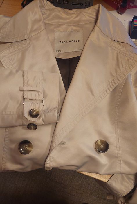 Gabardina nova, média,  forrada, com botões,  cinto.