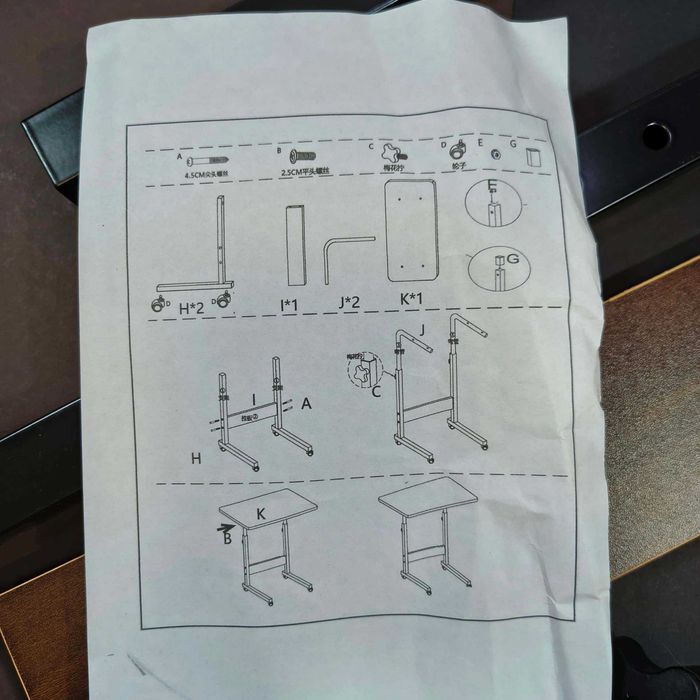 Стіл на коліщатках новий. Зручний для читання або роботи на дивані