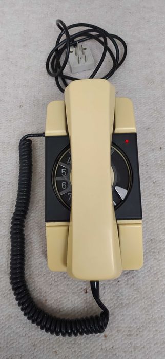 Telefon "Bratek" z 1985 roku.