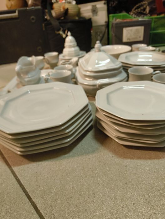 Zestaw z białej  porcelany obiadowy