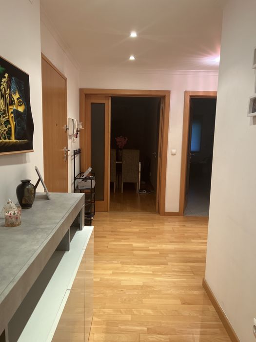 Alugo quarto Boa localização.  Mais  informações chamar  no privado.