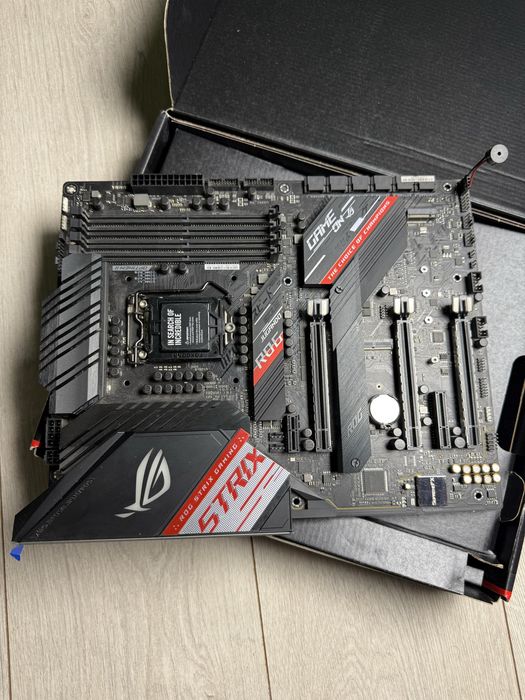 Материнська плата Asus ROG Strix Z490-H Gaming PCI-Ex16