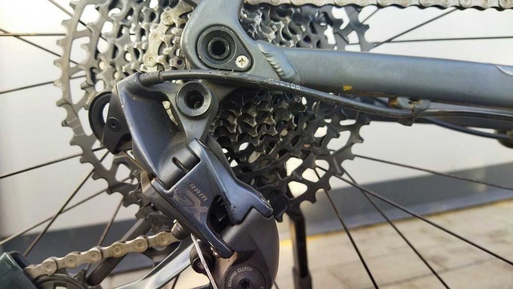 Cube Travel GTC Sport (2022), колеса на осях, карбонова вилка і шатуни