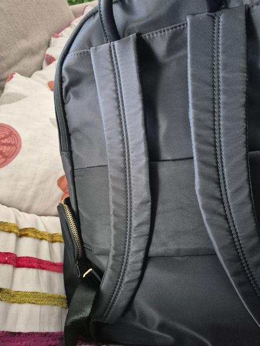 Mochila preta de tecido impermeavel nova