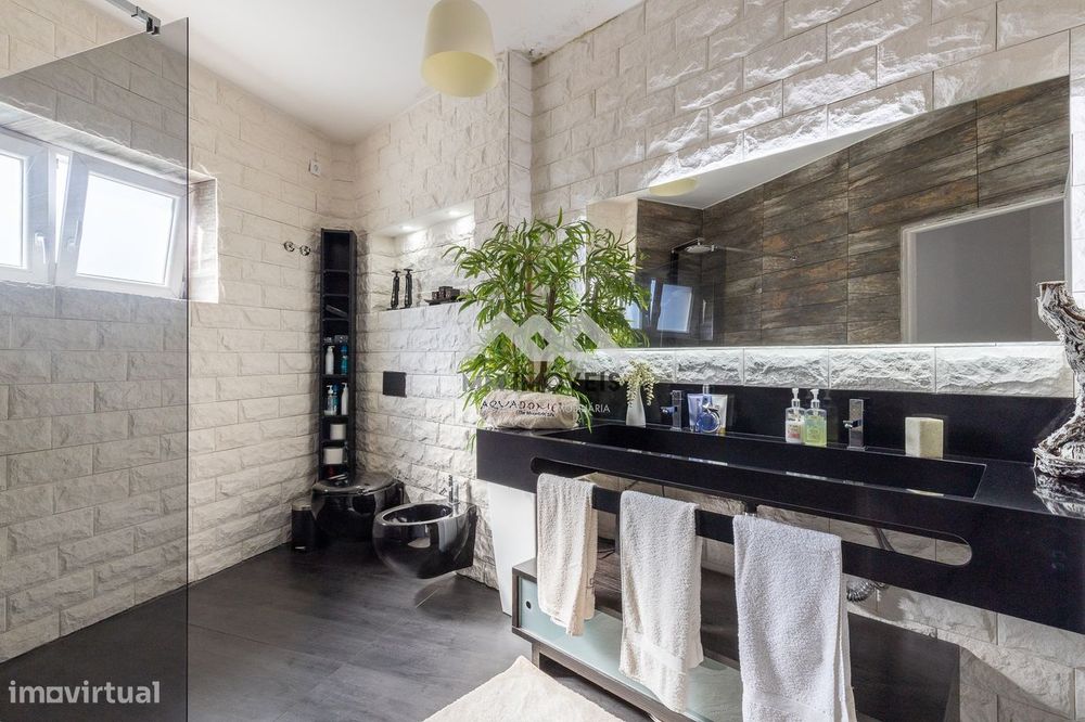 Moradia T5 | Ermesinde | Centro |Remodelada | 750m2 Terreno | Box 4 Ca