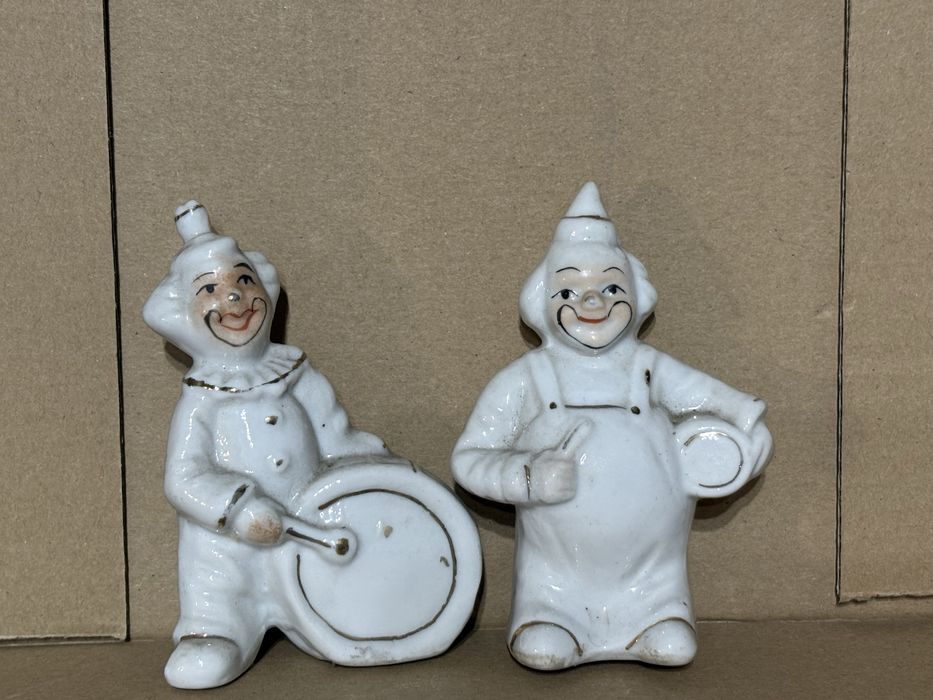 Para klaunów grających antyk