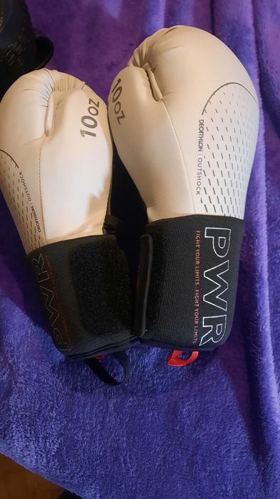Luvas boxe e almofadas para socos