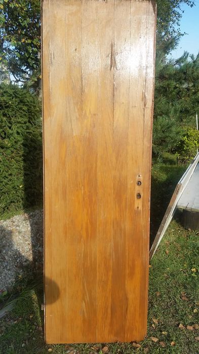 Drzwi z drewna okleionwane pasmowo