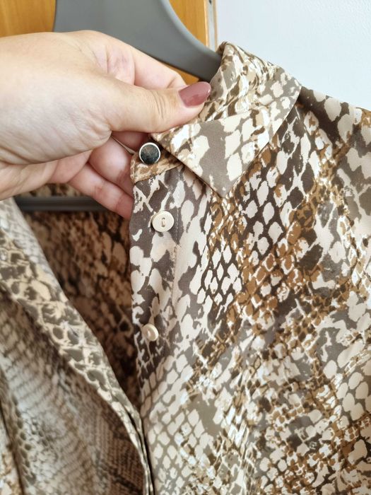 Camisa padrão animal/ animal print H&M, tamanho 32