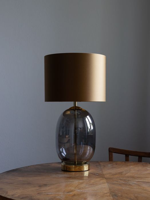 Złota lampa stołowa Salvador polskiej marki Kaspa