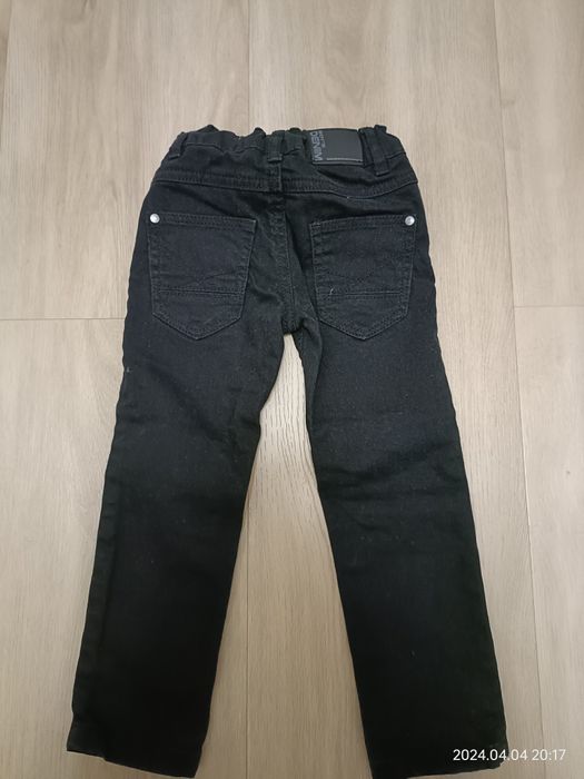 Czarne jeansy chłopięce 98/104
