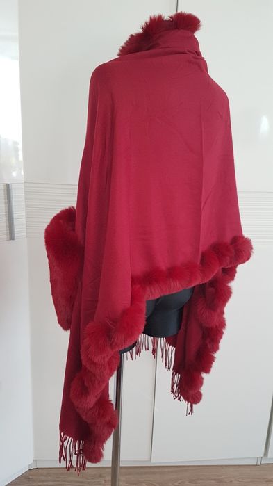 Piękny bordowy szal z kieszeniami