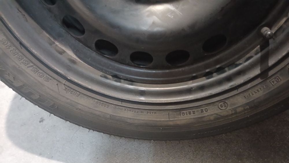 Roda suplente de um opel Astra