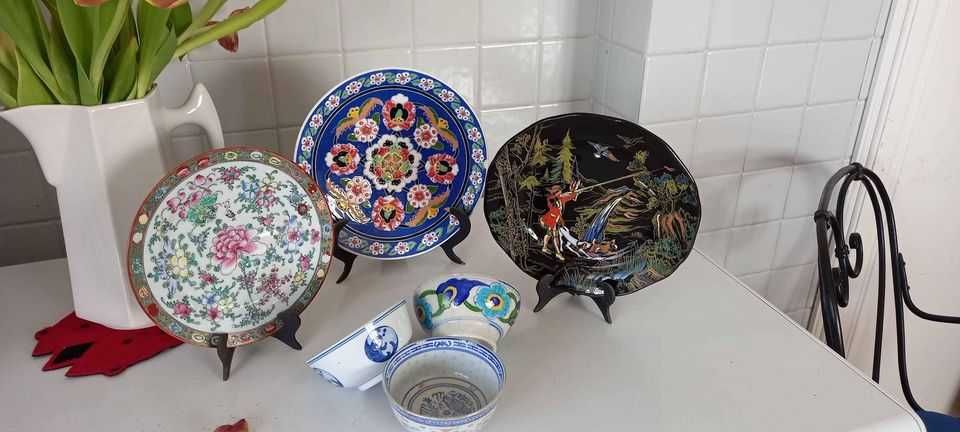 Pratos diversos com motivos muito bonitos, antigos para coleção e decoração