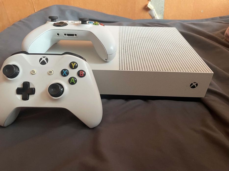 Xboxa one s + dwa pady i kierownice z pedałami