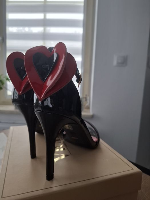 Sandałki na obcasie