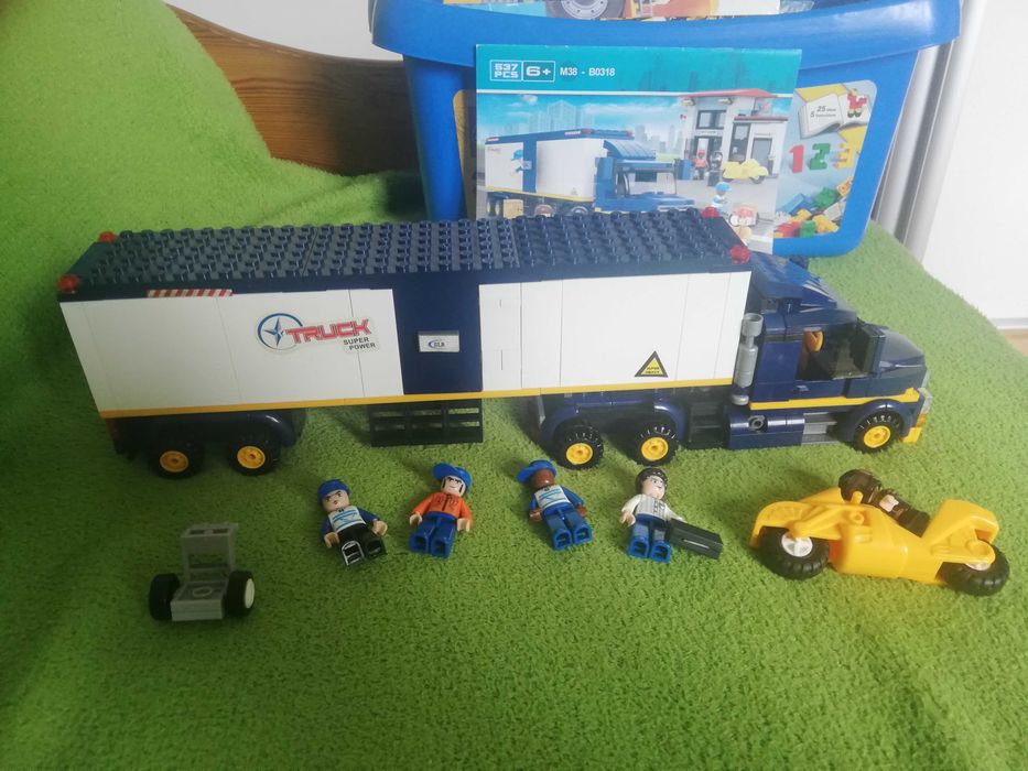 Tir z klocków Sluban z serii Town