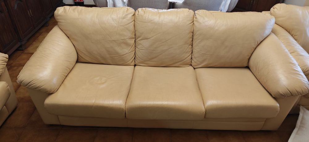 Sofá 3 lugares em pele  bom estado