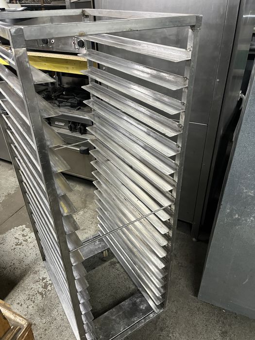 Carrinho em inox para tabuleiros 18 niveis