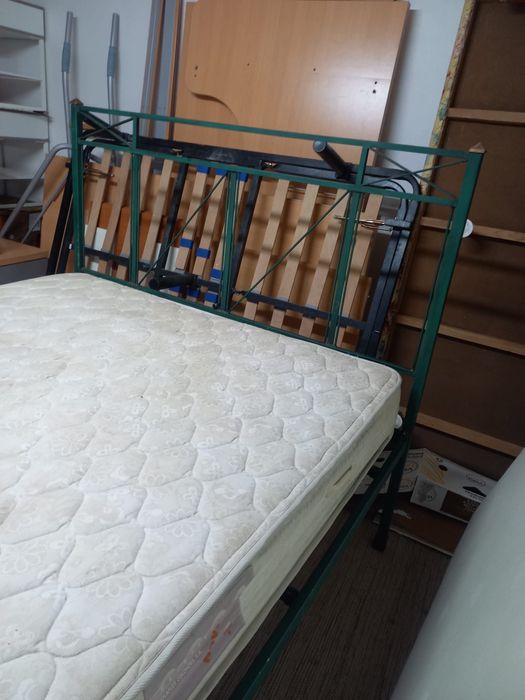 Cama de casal em ferro verde