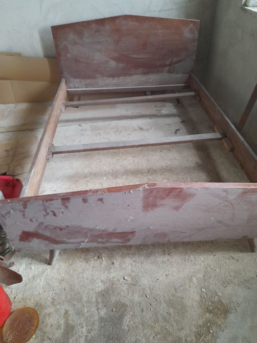 Cama antiga em mogno