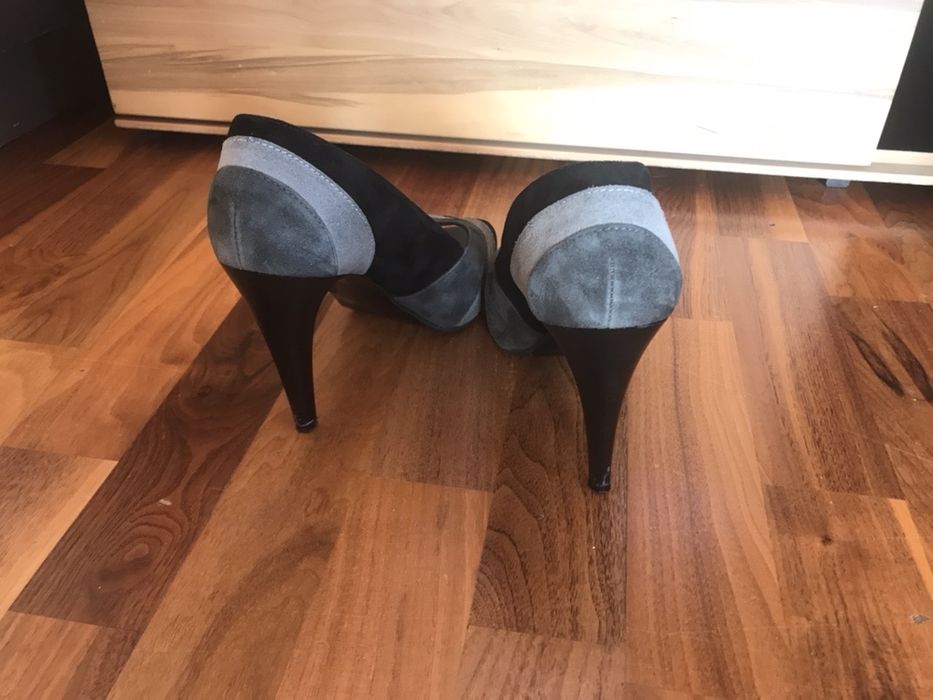 Czółenka z odkrytym palcem na szpilce-szare Zara