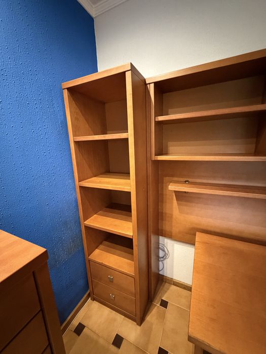 Quarto completo em madeira - roupeiro, cama com gaveta, secretária