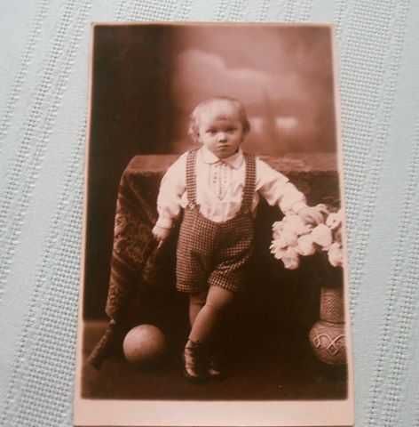 Przedwojenne zdjęcia dzieci z zabawkami.