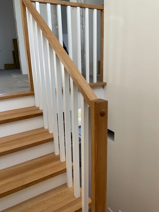 Schody drewniane dębowe lite zabiegowe, proste, podesty, parapety