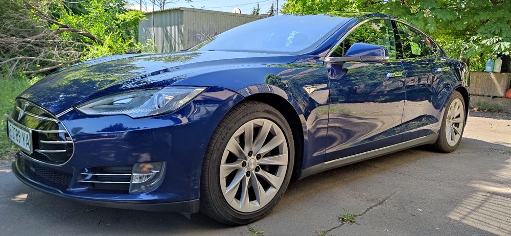 TESLA Model S 90D не бита