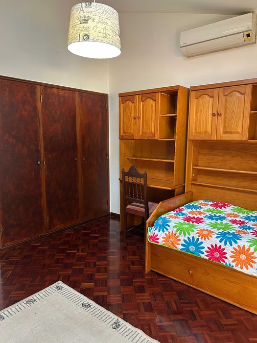 Arrendo quarto grande em moradia