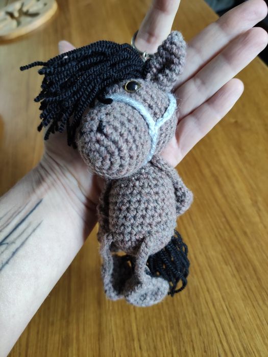 Robiony ręcznie brelok konik
