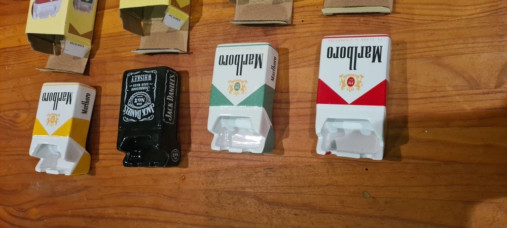 Cinzeiros Marlboro e Jack Daniels