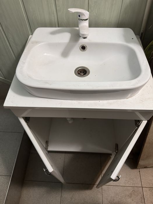 Продам тумбу с раковиной и смесителем