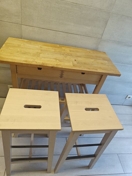 Mesa de apoio + 2 cadeiras em madeira maciça, como novo!!!
