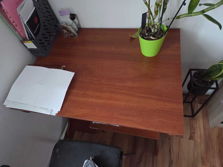 Комп'ютерний стіл, робочий стіл