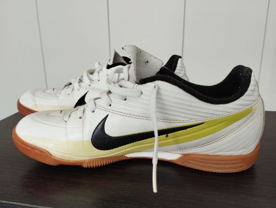 Tenis de futsal Nike