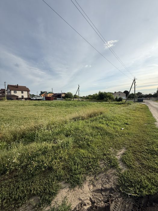 Продам гарну, рівну земельну ділянку в селі Гора, гарний підʼїзд, супер місце