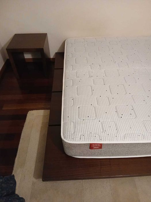 Cama e mesinha de cabeceira (o colchão não está à venda)