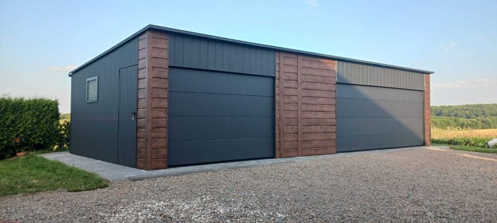 Nowoczesny blaszak z bramami segmentowymi antracyt grafit