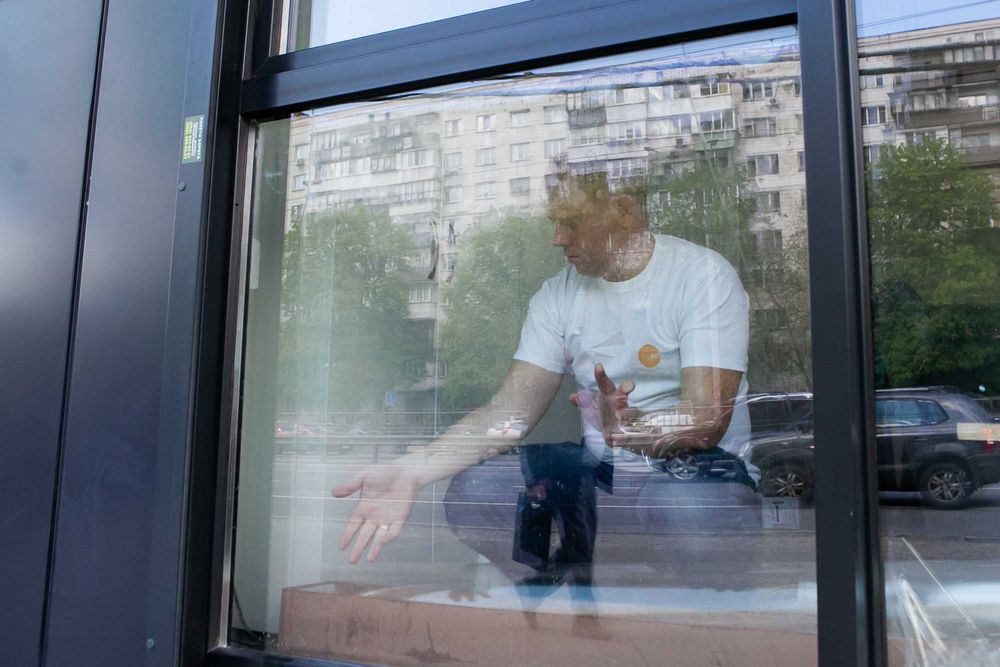 Бронеплівка на металопластикові вікна. Поклейка броньованої плівки