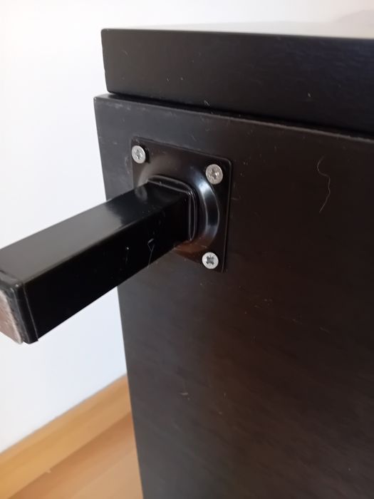 Mesas cabeceira baixas (2) em mogno preto  com tampo de vidro epés