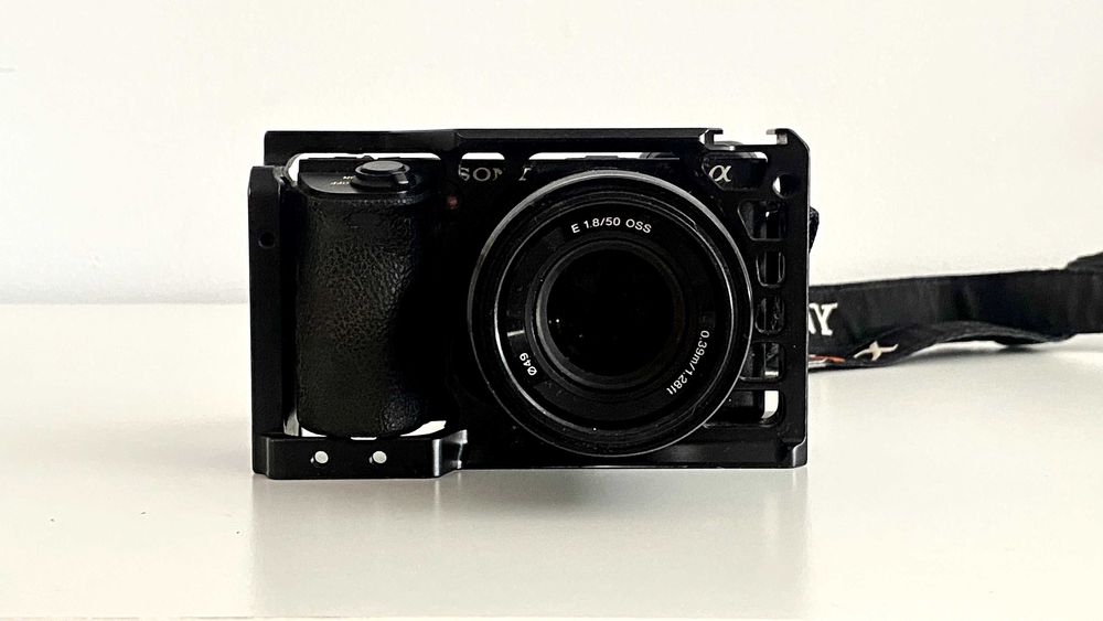 (OPORTUNIDADE) Sony a6500 + lente 50mm 1.8 + Extras