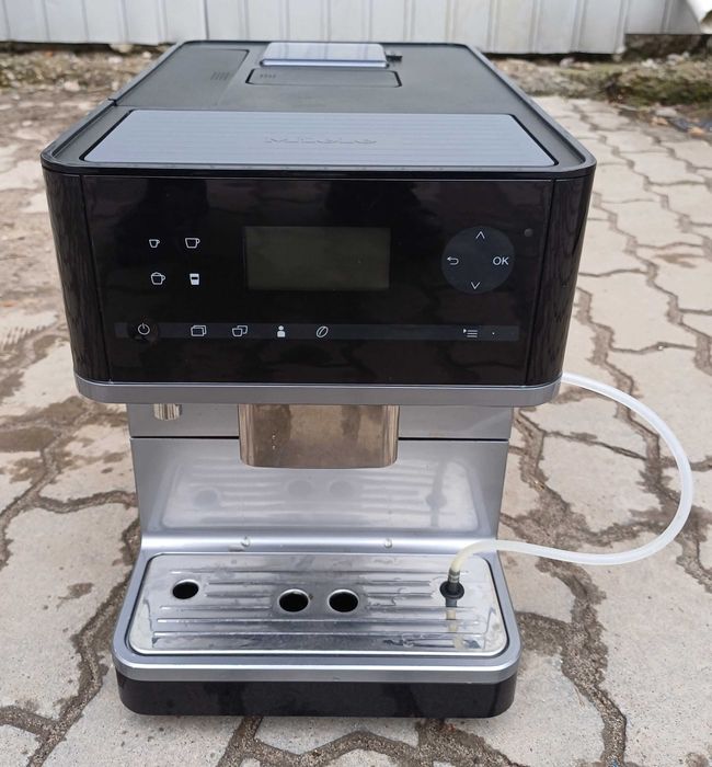 Кавоварка кавомашина преміум класу Miele CM6300 з текстовим меню чорна