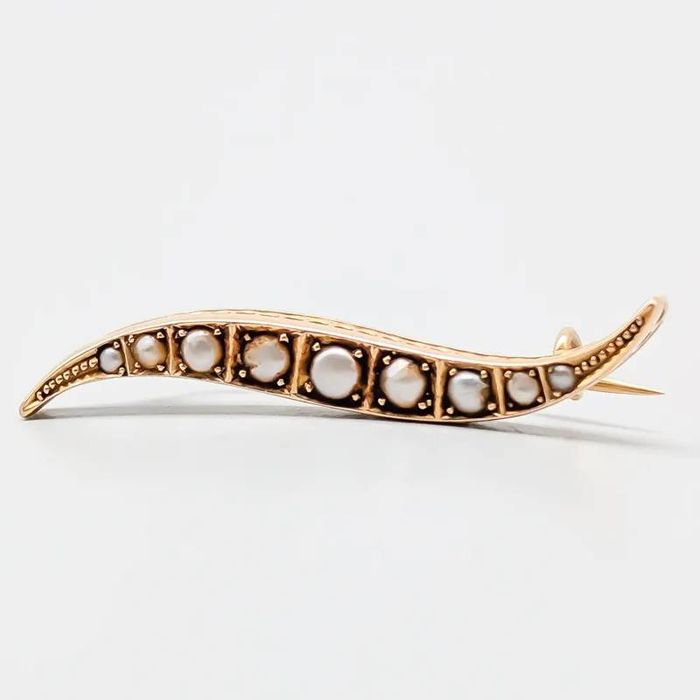 Broche antigo em ouro 18 quilates com pérolas; 2.83 gramas; 39mm