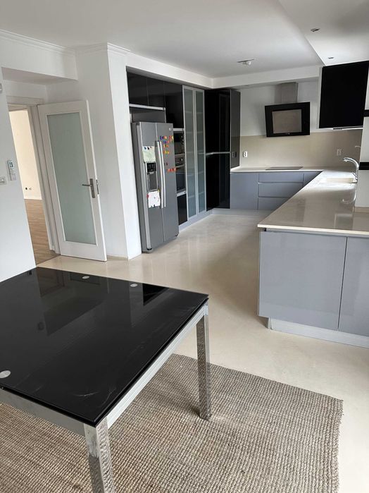 Mesa de cozinha extensível em vidro preto e pernas cromadas