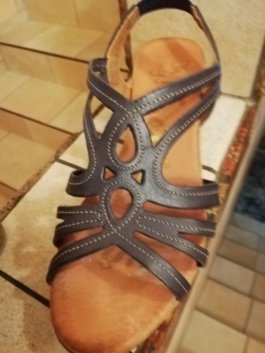 Sandały na koturnie